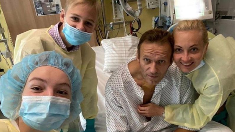 Imagen faciliatda por Alexéi Navalni en su cuenta de Instagram, del opositor ruso rodeado en su familia en el hospital de Berlín en el que se recupera de un envenenamiento. EFE/EPA/ALEXEI NAVALNY HANDOUT