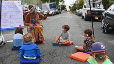 Una escuela de Nueva York ensaya clases al aire libre para los más pequeños