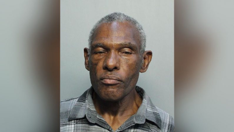 Fotografía cedida por el Departamento de Policía del Condado de Miami-Dade (MDPD) donde aparece el afroamericano Robert Lee Ribbs, un habitante de la calle de 62 años que enfrenta varios cargos, entre ellos de asalto agravado de una persona mayor de 65 años y robo. EFE/MDPD
