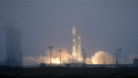 Aplazan lanzamiento de cohete con satélite espía desde Florida