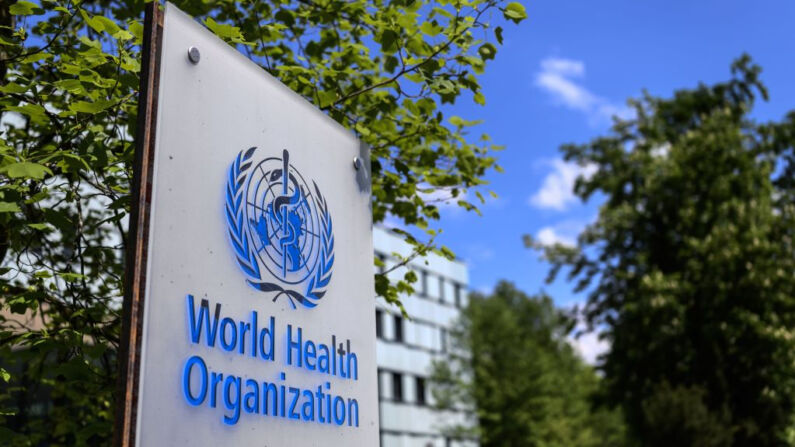 Esta foto tomada el 24 de abril de 2020 muestra una señal de la Organización Mundial de la Salud (OMS) en Ginebra (Suiza) junto a su sede. (Foto de FABRICE COFFRINI/AFP vía Getty Images)