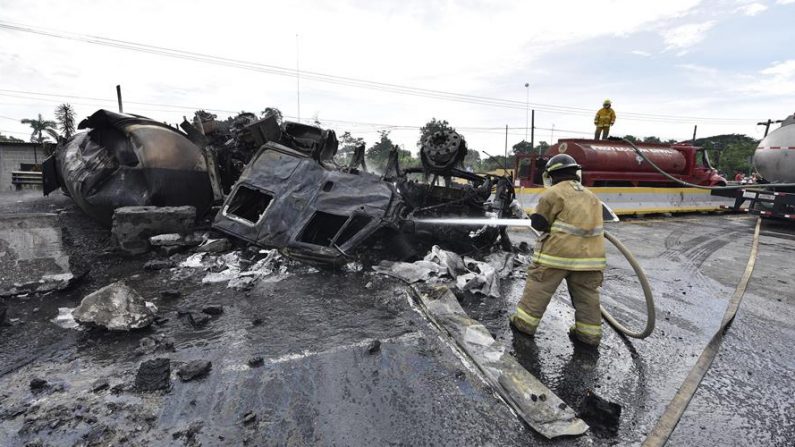 Bomberos trabajan en el lugar de la explosión de un camión cisterna cargado con combustible que dejó el 29 de septiembre de 2020, un saldo de cuatro personas muertas en el municipio petrolero de Paraíso, en el estado mexicano de Tabasco, sureste del país. EFE/Jaime Ávalos