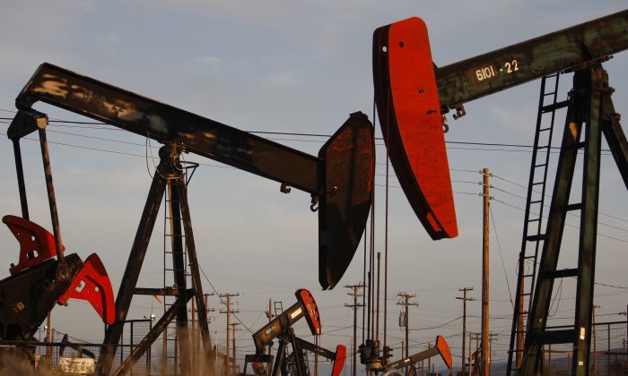 Bombas de varilla y pozos petroleros en un campo petrolífero en Monterey Shale, cerca de McKittrick, California, el 23 de marzo de 2014. (David McNew/Getty Images)