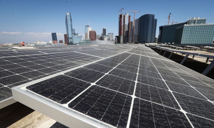 Paneles solares en el techo del Centro de Convenciones de Los Ángeles en Los Ángeles, California, el 5 de septiembre de 2018. (Mario Tama/Getty Images)