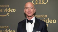 Bezos es por tercer año seguido el estadounidense más rico, según Forbes