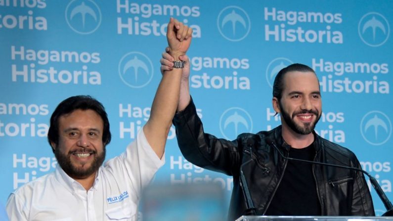 El presidente de El Salvador, Nayib Bukele (d), y el vicepresidente Félix Ulloa celebran su victoria en las elecciones presidenciales en San Salvador (El Salvador) el 3 de febrero de 2019. (MARVIN RECINOS/AFP vía Getty Images)