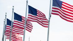 Captan de madrugada a oficial enrollando bandera caída de EE.UU. y el video se vuelve viral