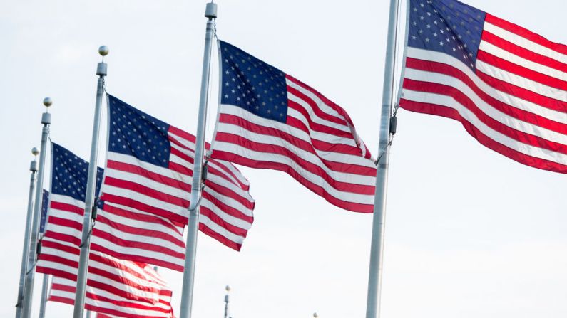 Las banderas de Estados Unidos se pueden ver en el National Mall,  en el Monumento a Lincoln en el National Mall en Washington, DC, el 3 de julio de 2019. (Foto de SAUL LOEB/AFP a través de Getty Images)
