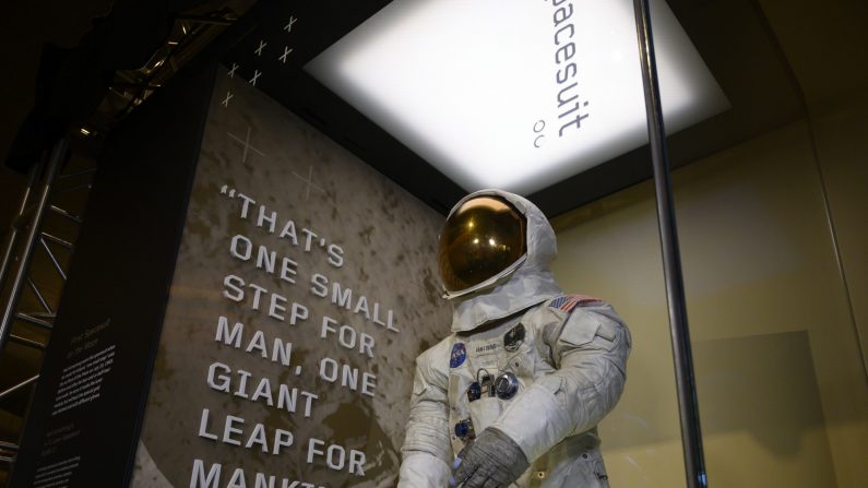 El traje espacial Apolo 11 de Neil Armstrong en el Museo Nacional del Aire y del Espacio Smithsonian en Washington, D.C., el 16 de julio de 2019. (Alastair Pike/AFP a través de Getty Images)