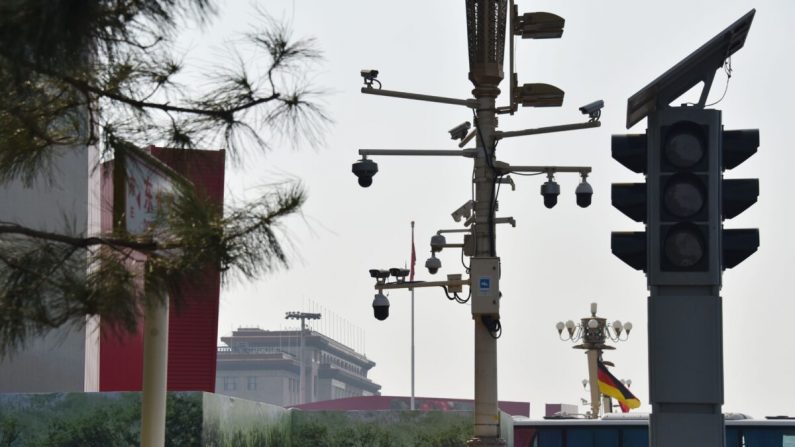 Los guardias de seguridad patrullan debajo de las cámaras de vigilancia en una esquina de la Plaza de Tiananmen, en Beijing, el 6 de septiembre de 2019. (Greg Baker/AFP/Getty Images)