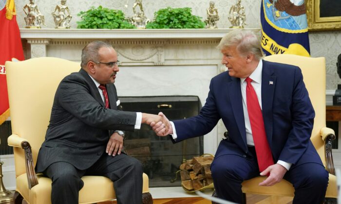 El presidente Donald Trump (dcha.) da la mano al príncipe heredero de Baréin Salman bin Hamad bin Isa al-Khalifa durante una reunión en el Despacho Oval de la Casa Blanca el 16 de septiembre de 2019. (Mandel Ngan/AFP vía Getty Images)