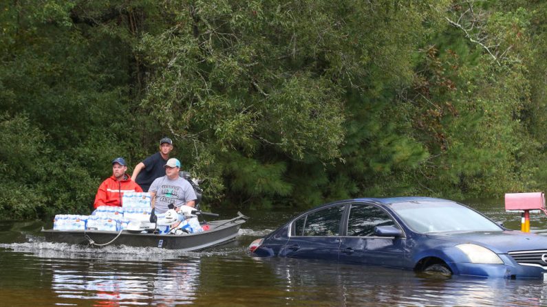 Los trabajadores de rescate navegan por las aguas inundadas mientras llevan suministros a la Primera Iglesia Bautista de Hamshire en la carretera 124 el 20 de septiembre de 2019 en Beaumont, Texas. (Foto de Thomas B. Shea/Getty Images)
