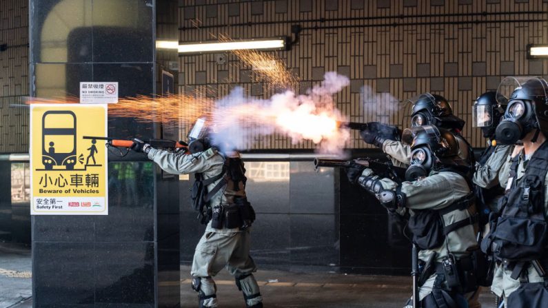 La policía antidisturbios dispara gases lacrimógenos y balas de goma mientras los manifestantes intentan abandonar la Universidad Politécnica de Hong Kong, el 18 de noviembre de 2019, en Hong Kong, China. (Anthony Kwan/Getty Images)