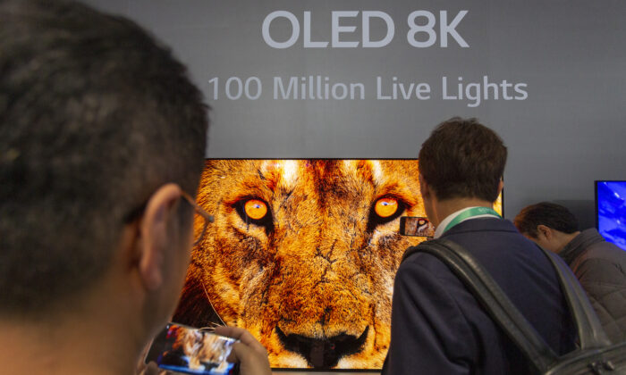 El público mira las pantallas de televisión OLED 8K en una exhibición del 2020 Consumer Electronics Show en Las Vegas, Nevada el 7 de enero de 2020. (DAVID MCNEW/AFP vía Getty Images)