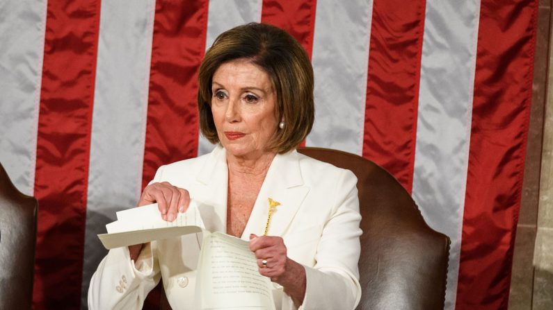 La presidenta de la Cámara de Representantes de los Estados Unidos, Nancy Pelosi, rompe una copia del discurso del presidente de los Estados Unidos, Donald Trump, luego de que lo pronunció en el Capitolio de los Estados Unidos en Washington, DC, el 4 de febrero de 2020. (MANDEL NGAN/AFP a través de Getty Images)