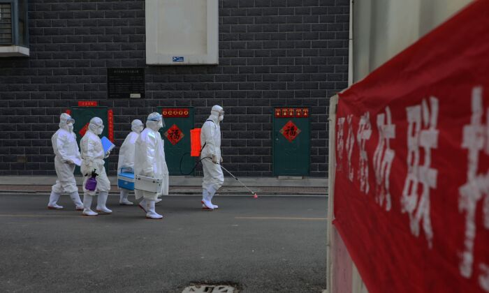 Un grupo de técnicos de laboratorio durante una investigación epidemiológica en la ciudad de Linyi, provincia de Shandong, China, el 10 de febrero de 2020. (STR/AFP a través de Getty Images).