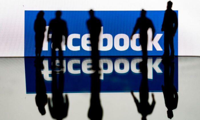 Logotipo de Facebook en las redes sociales de EE.UU. en Bruselas el 14 de febrero de 2020. (Kenzo Tribouillard/AFP a través de Getty Images).