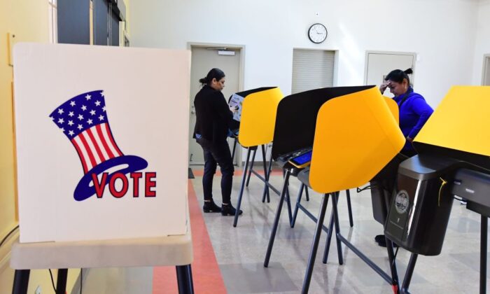 Varios personas depositan su voto en el South Whittier Community Resource Center en Whittier, California, el 3 de marzo de 2020. (Frederic J. Brown/AFP vía Getty Images)