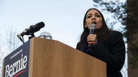 Ocasio-Cortez dice que la muerte de Ginsburg debería «radicalizar» a los demócratas