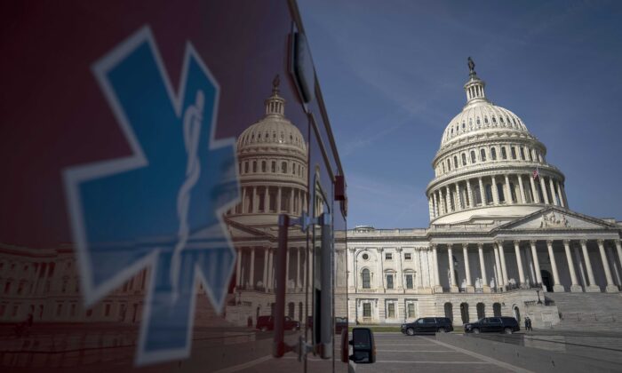 Una ambulancia permanece estacionada en la plaza del Capitolio en Washington el 16 de marzo de 2020. (Drew Angerer/Getty Images)