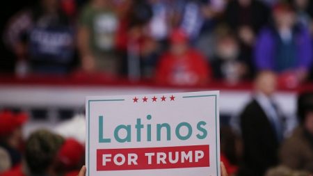 Trump logra estrecha ventaja sobre Biden entre los votantes latinos de Florida, según encuesta