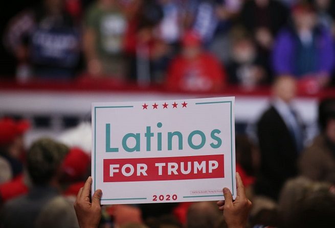 Un partidario del presidente Donald Trump sostiene un cartel de "Latinos por Trump" en un mitin de campaña en el Centro de Convenciones de Las Vegas el 21 de febrero de 2020 en Las Vegas, Nevada.(Mario Tama/Getty Images)