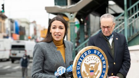 El jefe del Partido Demócrata de Nueva York le advierte a Ocasio-Cortez que no desafíe a Schumer