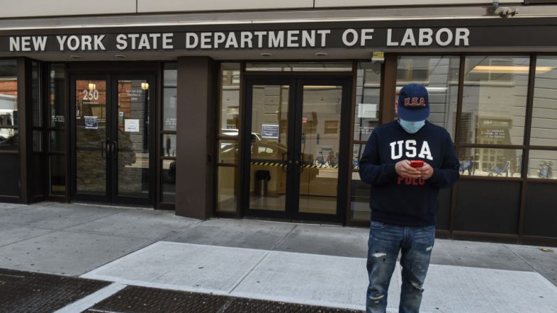 Luis Mora se para frente a las oficinas cerradas del Departamento de Trabajo del Estado de Nueva York, el 7 de mayo de 2020 en el distrito de Brooklyn, en la ciudad de Nueva York. (Stephanie Keith/Getty Images)