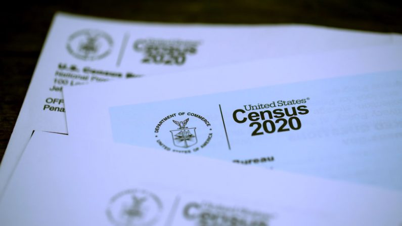 Materiales del censo de EE.UU. que se reciben por correo, el 19 de marzo de 2020 en San Anselmo, California. (Justin Sullivan/Getty Images)