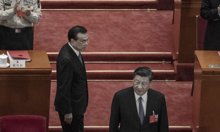 El mandatario chino Xi Jinping y el primer ministro Li Keqiang llegan a la sesión de clausura del congreso de la legislatura títere del Partido Comunista Chino en Beijing (China) el 28 de mayo de 2020. (Kevin Frayer/Getty Images)