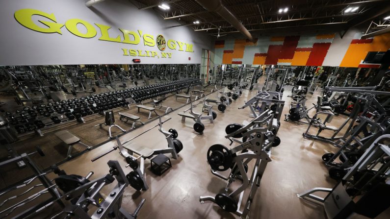 La sala de pesas permanece vacía en el gimnacio Gold's Gym Islip el 13 de mayo de 2020 en West Islip, Nueva York.  El gimnasio ha estado cerrado desde que el gobernador de Nueva York Andrew Cuomo hizo cerrar los gimnasios debido a la pandemia del coronavirus COVID-19.  (Al Bello/Getty Images)