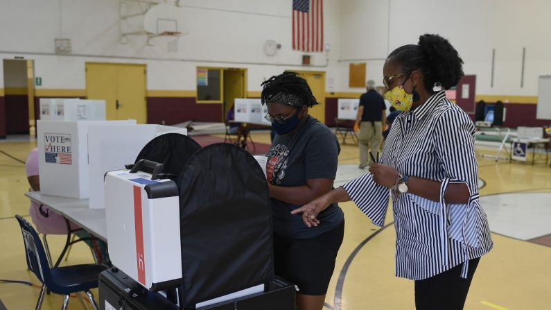 Los votantes emitieron sus votos en Keevan Elementary School, el 4 de agosto de 2020, en North St. Louis, Missouri. (Michael B. Thomas/Getty Images)