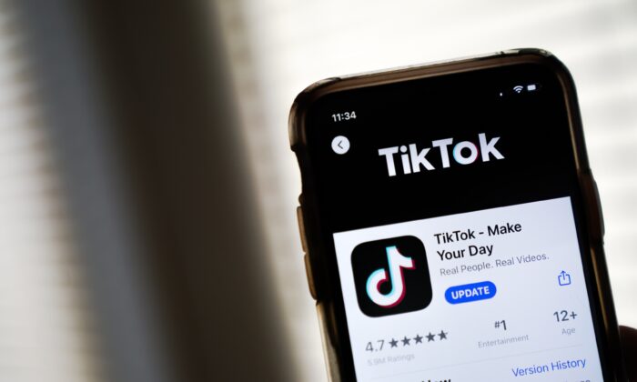 La app TikTok aparece en la App Store en un iPhone de Apple en Washington (EE.UU.), el 7 de agosto de 2020. (Drew Angerer/Getty Images)