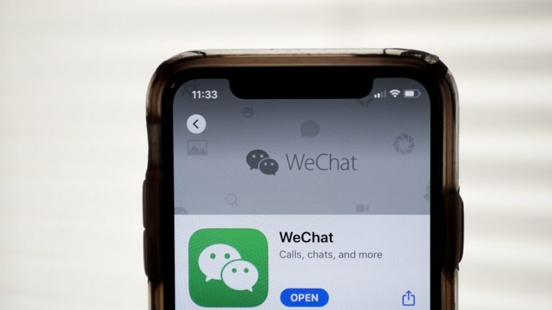 La aplicación WeChat se muestra en la App Store en un iPhone de Apple en Washington el 7 de agosto de 2020. (Drew Angerer/Getty Images)