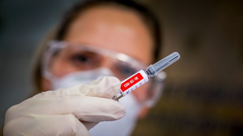 Enfermera muestra una vacuna para COVID-19 producida por la compañía china Sinovac Biotech en el Hospital Sao Lucas de Porto Alegre, Brasil, el 8 de agosto de 2020. (Silvio Avila/AFP vía Getty Images)