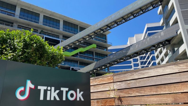 El logotipo de la app china, TikTok, en el campus C3, en Culver City, en el lado oeste de Los Ángeles, California, el 11 de agosto de 2020. (Chris Delmas/AFP a través de Getty Images)