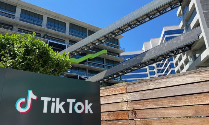 El logo de la videoaplicación china TikTok se ve en el lateral del nuevo espacio de oficinas de la empresa en el campus C3 de Culver City, en el oeste de Los Ángeles, California, el 11 de agosto de 2020. (CHRIS DELMAS/AFP vía Getty Images)