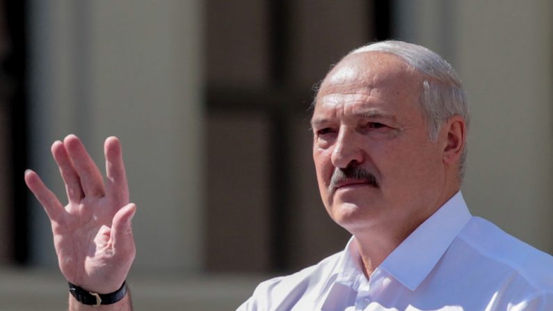 El líder de Bielorrusia, Alexandr Lukashenko, pronuncia un discurso durante en el centro de Minsk (Bielorrusia), el 16 de agosto de 2020. (Foto de SIARHEI LESKIEC/AFP vía Getty Images)