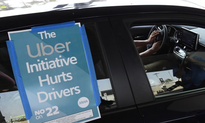 Un conductor de un viaje compartido participa en una protesta de conductores y sus partidarios en el Aeropuerto Internacional de Los Ángeles, California, el 20 de agosto de 2020. (Robyn Beck/AFP vía Getty Images)