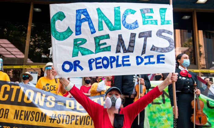 Inquilinos y defensores de la vivienda asisten a una protesta para que se cancele el alquiler y se eviten los desalojos frente al juzgado en medio del COVID-19 en Los Ángeles, California, el 21 de agosto de 2020. (Valerie Macon/AFP vía Getty Images)