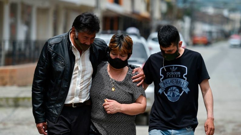 Familiares de uno de los seis hombres masacrados por presuntos miembros de un grupo armado el 21 de agosto en la zona rural de El Tambo, lloran frente al Instituto Nacional de Medicina Legal y Ciencias Forenses durante la entrega de los cadáveres para su funeral en Popayán, Departamento del Cauca, Colombia, el 24 de agosto de 2020. (Foto de LUIS ROBAYO/AFP vía Getty Images)