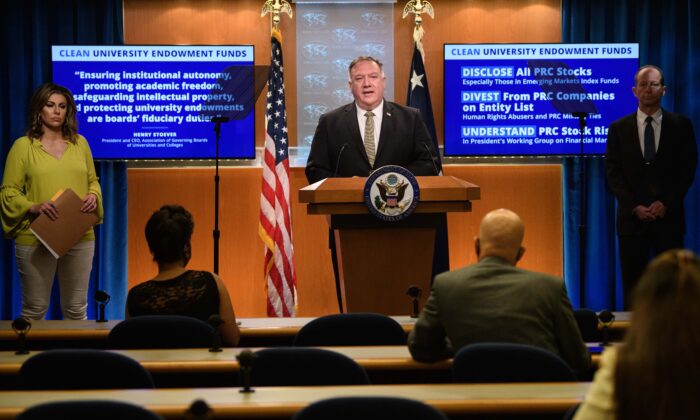 El Secretario de Estado de los EE.UU., Mike Pompeo, habla durante su sesión informativa semanal en el Departamento de Estado en Washington, DC, el 2 de septiembre de 2020. (Nicholas Kamm/PooL/AFP vía Getty Images)