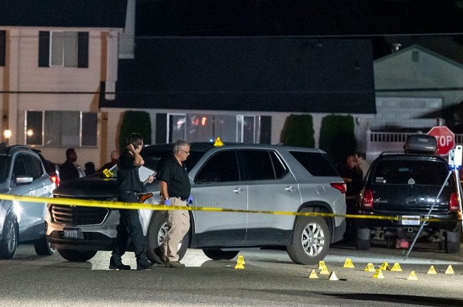 Los investigadores trabajan en la escena de Tanglewilde Terrace donde agentes de la policía dispararon y mataron a un hombre que es, según se informa, Michael Forest Reinoehl el 3 de septiembre de 2020 en Lacey, Washington. (Nathan Howard/Getty Images)

