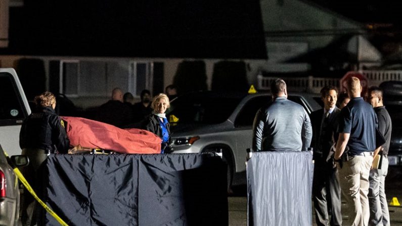 Los investigadores mueven el cuerpo de un hombre que es, según se informa, Michael Forest Reinoehl después de que los policías le dispararan y lo mataran el 3 de septiembre de 2020 en Lacey, Washington. (Nathan Howard/Getty Images)