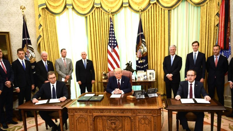 El presidente Donald Trump, habla ante el primer ministro de Kosovo, Avdullah Hoti (D), y el presidente de Serbia, Aleksandar Vucic (I), para firmar un acuerdo sobre la apertura de relaciones económicas, en la Oficina Oval de la Casa Blanca en Washington, DC, el 4 de septiembre de 2020. (BRENDAN SMIALOWSKI/AFP vía Getty Images)
