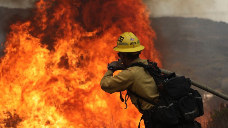 Los bomberos del condado de San Miguel luchan contra un incendio de matorrales a lo largo de la carretera de Japatul durante el incendio del valle en Jamul, California el 6 de septiembre de 2020. (Foto de SANDY HUFFAKER/AFP vía Getty Images)