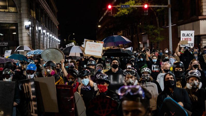 Los manifestantes marchan por sexta noche consecutiva de protesta el 7 de septiembre de 2020, tras la publicación de un video que muestra la muerte de Daniel Prude mientras estaba bajo la custodia de la policía de Rochester en Rochester, Nueva York.(MARANIE R. STAAB/AFP vía Getty Images)
