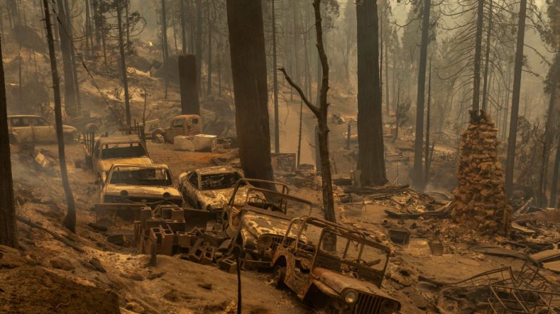 Una comunidad de casas forestales se encuentra en ruinas a lo largo de Auberry Road en la zona de Meadow Lakes después de que el incendio del arroyo arrasara el 8 de septiembre de 2020 cerca de Shaver Lake, California. Gobernador de California (David McNew/Getty Images)