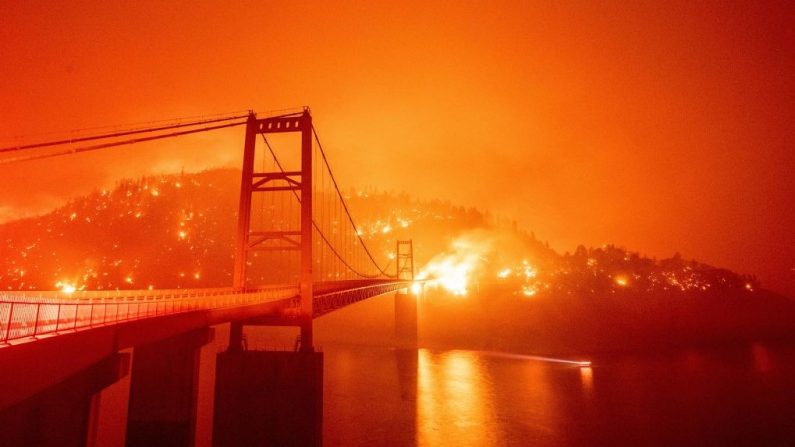 Puente Bidwell Bar rodeado por el fuego en el lago Oroville durante el incendio del Oso en Oroville, California el 9 de septiembre de 2020. (JOSH EDELSON/AFP vía Getty Images)
