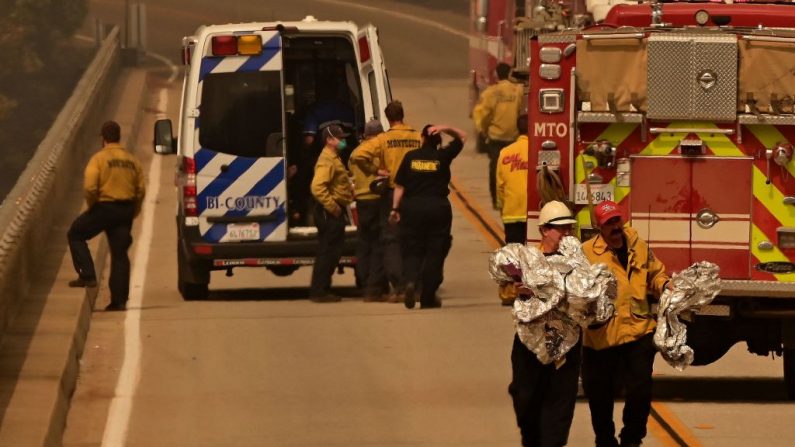 El personal de bomberos retira los refugios de incendio desplegados de una ambulancia en un área de preparación para víctimas de quemaduras en el Puente de la Empresa durante el incendio de Bear, parte de los incendios del Complejo North Lightning, en el condado no incorporado de Butte en Oroville, California (EE.UU.), el 9 de septiembre de 2020. (Foto de JOSH EDELSON/AFP vía Getty Images)